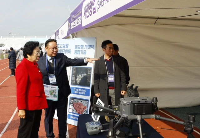 김경희 경기 이천시장(왼쪽)이 20일 이천종합운동장에서 '2025 첨단방난드론 페스티벌' 전시를 살펴보고 있다. (사진=이천시청 제공)