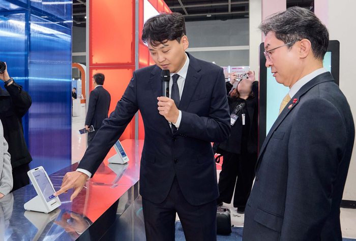 11월 26일 '코리아 핀테크 위크 2025' 토스 부스에서 이승건 비바리퍼블리카 대표(왼쪽)가 이억원 금융위원장(오른쪽)에게 토스 단말기 및 페이스페이 서비스를 소개하는 모습