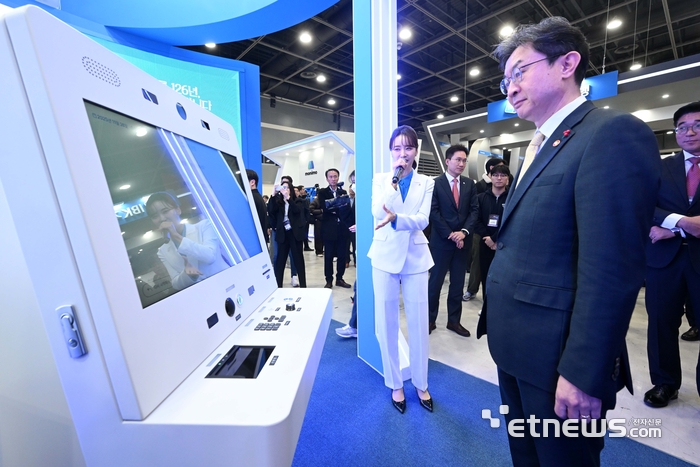 [포토] AI 키오스크 체험하는 이억원 금융위원장