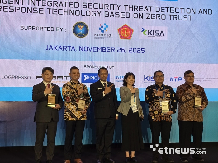 왼쪽부터 엘에스웨어 김민수 대표, 인도네시아 사이버사령부 이크툿 장군, 수코핀도 이사회 부디 이사, 한국인터넷진흥원 권현오 소장, 인도네시아 국가사이버암호청 소에테조 이사, 인도네시아 정보통신디지털부 무크타룰 국장.