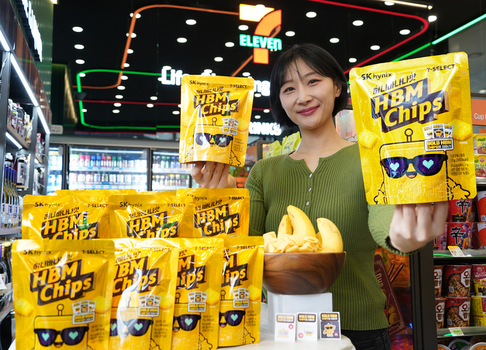 모델이 '세븐셀렉트 허니바나나맛 HBM 칩'을 소개하고 있다.