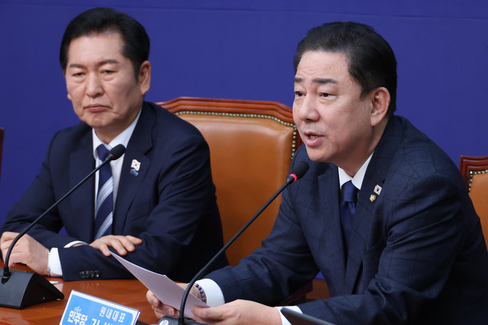 더불어민주당 김병기 원내대표가 26일 서울 여의도 국회에서 열린 최고위원회의에서 발언하고 있다. 연합뉴스