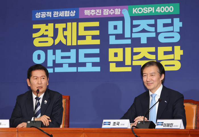 더불어민주당 정청래 대표가 26일 서울 여의도 국회에서 조국혁신당 조국 신임 대표를 접견하며 발언하고 있다. 연합뉴스