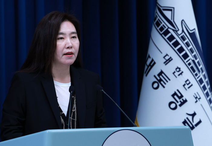 강유정 대변인, 사법 현안 관련 브리핑     (서울=연합뉴스) 김도훈 기자 = 강유정 대변인이 26일 용산 대통령실에서 사법 현안 관련 브리핑을 하고 있다.      강 대변인은 이재명 대통령이 최근 변호사들의 사법부 모독 행위와 검사들의 집단 퇴정 등에 대해 법과 원칙에 따라 신속하고 엄정한 감찰과 수사를 진행할 것을 지시했다고 밝혔다. 2025.11.26 [대통령실통신사진기자단]     superdoo82@yna.co.kr (끝)