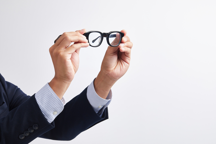 “닦아도 닦아도 더 더러워져”… 옷·수건으로 안경 닦는 당신, 렌즈 망치는 지름길