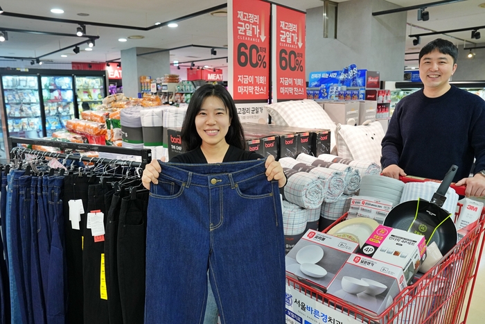 롯데마트 송파점에서 '연말 클리어런스 대전'을 홍보하고 있는 최하연, 이강석 롯데마트 패션팀 MD