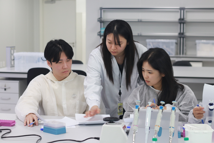 이화학 및 미생물 시험 실습 현장.