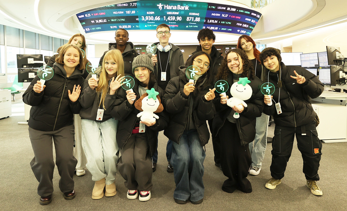 하나은행은 지난 26일 전 세계 36개국 총 100여 명의 청소년을 초청해 '글로벌 금융체험 프로그램'을 실시했다. 이날 초청된 해외 청소년들이 하나은행 을지로 본점 4층 국내 최대 규모의 딜링룸 '하나 인피니티 서울(Hana Infinity Seoul)'에서 기념촬영을 하고 있다. 사진제공=하나은행