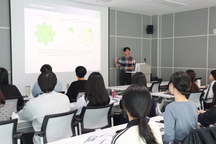 GMP 품질관리 이론 교육 모습.