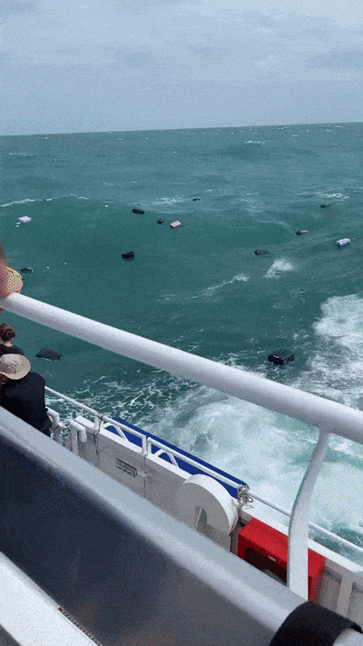 23일 태국에서 선박 측 실수로 승객들 수화물이 바다로 떨어진 모습. 사진=틱톡(alice zamparelli)