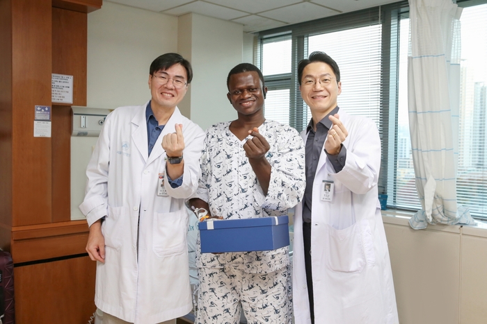 (왼쪽부터)김지완 서울아산병원 정형외과 교수, 대퇴골 재건·피부 이식 수술을 받은 존 콘테씨, 권진근 서울아산병원 성형외과 권진근 교수가 기념촬영했다.(사진=서울아산병원)