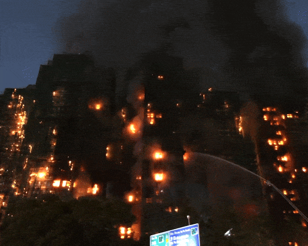 홍콩 고층 주거단지 대형 화재. 현재는 불길이 일부 진압됐다. 사진=가디언 캡처