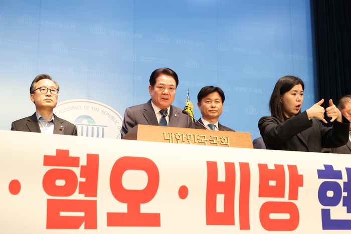 최대호 기초단체장협의회장(안양시장·왼쪽 두 번째)이 27일 국회 소통관에서 기초단체장들과 혐오·비방 현수막 난립을 막기 위한 법 개정을 요구했다. 더불어민주당 지방지치협의회 제공