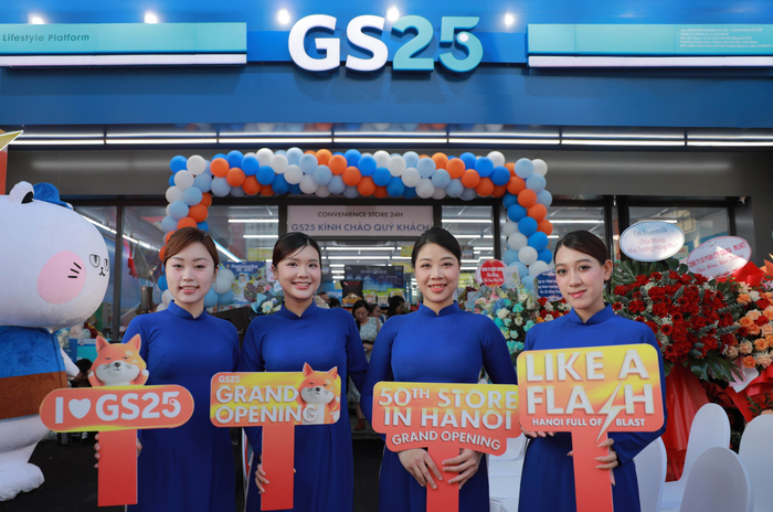 GS25 베트남 하노이 50호점에서 모델들이 기념 사진을 촬영하고 있다.