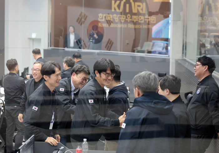 27일 누리호 4차 발사 성공 이후 나로우주센터 발사지휘센터 관계자들이 서로를 격려하고 있다. 한국항공우주연구원 제공