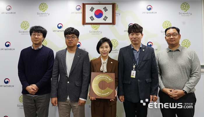 지역 사회공헌 인정제의 올해 신규 인정기관에 선정된뒤 이난희 관장(가운데)과 직원들이 기념촬영하고 있다.