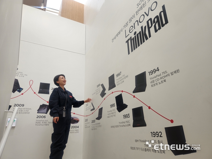 팝업스토어 1층에서 2층으로 올라가는 계단 벽면에 레노버 씽크패드의 역사가 담겨있다. (사진=김신영 기자)