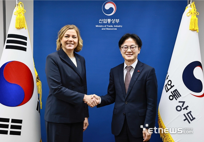 김정관 산업통상부 장관은 27일 정부서울청사 접견실에서 헨나 비르쿠넨(Henna Virkkunen) 유럽연합(EU) 수석부집행위원장과 면담을 갖고, 반도체, 인공지능(AI), 미래차, 배터리, 공급망 등 첨단 산업·기술 분야에서 양측의 전략적 협력 강화 방안을 논의했다. 산업부 제공