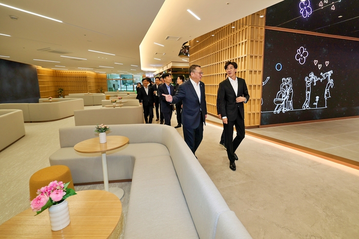 26일 정진완 우리은행장(왼쪽)과 박봉수 노동조합 위원장(오른쪽)이 우리그레이트라운지(WOORI Great Lounge)'를 함께 둘러보고 있다 사진제공=우리은행