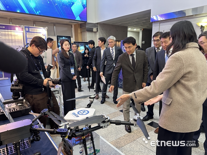 김진태 강원도지사사 캣츠의 특수목적 드론 설명을 듣고 있다.
