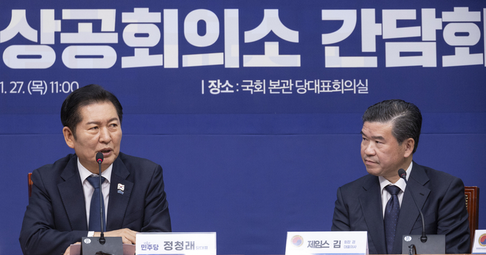 더불어민주당 정청래 대표(왼쪽)가 27일 국회에서 열린 주한 미상공회의소와의 간담회에서 인사말을 하고 있다. 연합뉴스