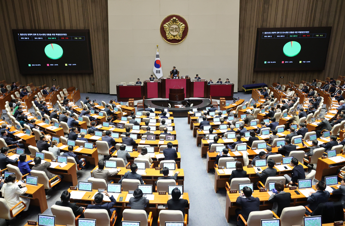 27일 국회 본회의에서 철강산업 경쟁력 강화 및 탄소중립 전환을 위한 특별법안(K-스틸법)이 통과되고 있다. 연합뉴스