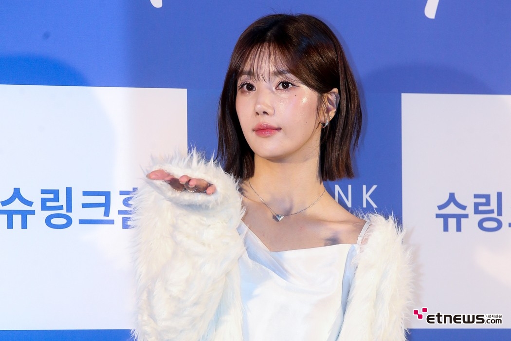 [ET포토] 권은비, '겨울 바람과 손키스'