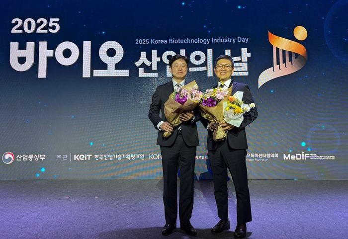 SK바이오사이언스 배정진 L HOUSE 운영지원실장(왼쪽)과 김창호 피플팀장이 28일 서울 중구 웨스틴 조선 서울에서 열린 '2025 바이오산업의 날' 기념식에서 기념촬영했다.(사진=SK바이오사이언스)