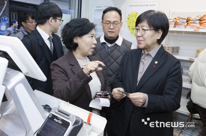 정은경 보건복지부 장관이 온기창고를 방문해 관계자로부터 설명을 듣고 있다.