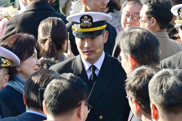 [포토] 대화하는 이지호 소위
