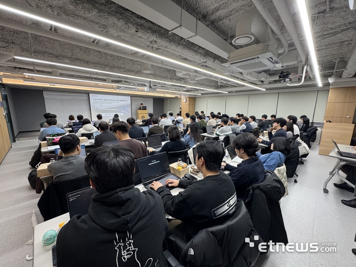 넥타이 벗고 기계어 다루는 금융인···신한금융, 스테이블코인 몸으로 익혔다