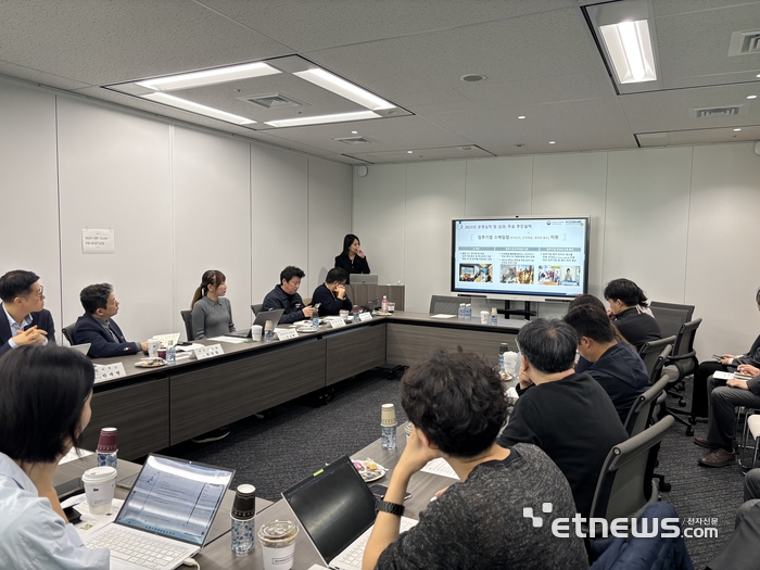 정하림 중소벤처기업진흥공단 도쿄GBC 센터장이 입주 기업들과 함께  일본 시장 진출을 위한 준비 사항과 스타트업 투자 현황, 일본 정부의 스타트업 지원책 등을 설명하고 있다.