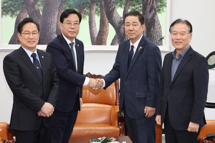 더불어민주당 김병기 원내대표와 국민의힘 송언석 원내대표가 28일 서울 여의도 국회에서 법인세율과 교육세 인상 문제를 두고 막판 협상을 위해 회동하고 있다.      왼쪽부터 국민의힘 박수영 기획재정위원회 간사·송언석 원내대표, 더불어민주당 김병기 원내대표·정태호 기획재정위원회 간사. 연합뉴스
