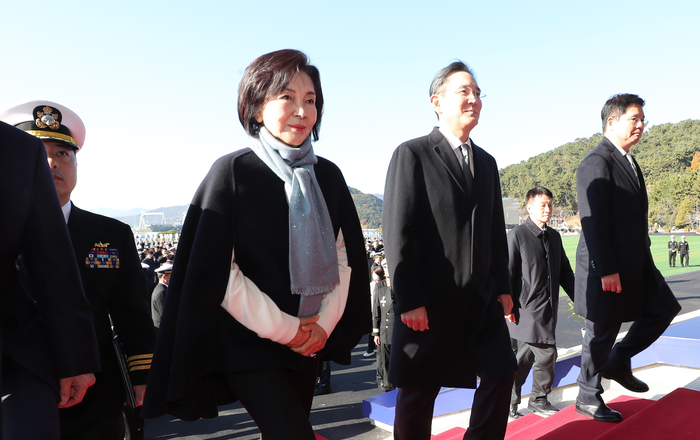 제139기 해군사관후보생 임관식 참석하는 삼성가     (창원=연합뉴스) 김동민 기자 = 이재용 삼성전자 회장과 홍라희 리움미술관 명예관장이 28일 경남 창원시 진해구 해군사관학교에서 열린 '제139기 해군사관후보생 임관식'에 참석하고 있다. 2025.11.28       image@yna.co.kr