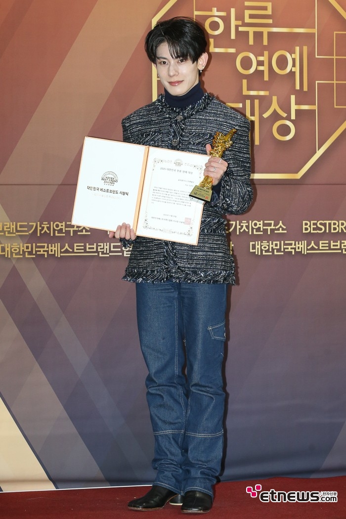 [ET포토] 이츠미, '글로벌 아티스트 특별상 수상'