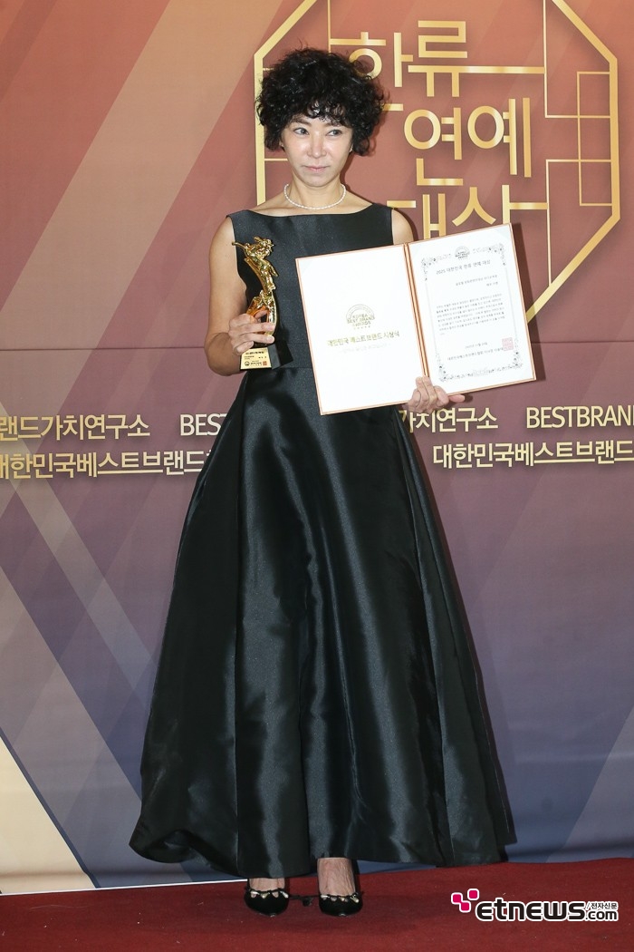 [ET포토] 이본, '글로벌 문화콘텐츠대상 라디오부문 수상'