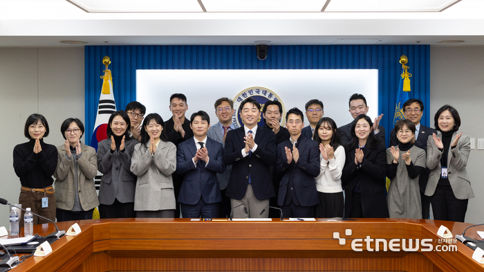 강훈식 대통령비서실장은 30일 용산 대통령실 회의실에서 '대통령비서실 청년미래자문단 출범식 및 제1차 회의'를 주재했다.