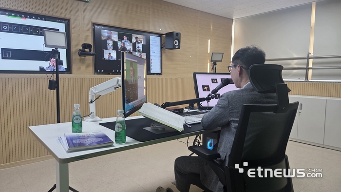 윤정호 교사가 지난 26일 충북온라인학교의 스튜디오에서 오송고등학교 학생들에게 '인공지능수학' 수업을 진행하고 있다.
