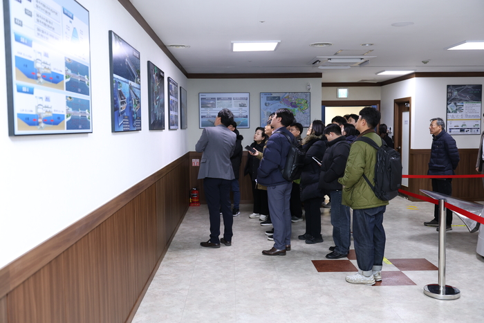 기후에너지환경부 기자단이 지난 27일 한국수자원공사가 운영하는 시화호조력발전소 현장을 찾아 수차 등 발전시설을 둘러보고 있다. 사진 출처 : 수공