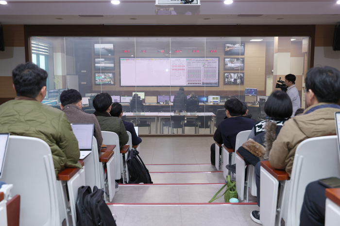 기후에너지환경부 기자단이 지난 27일 한국수자원공사가 운영하는 시화호조력발전소 현장을 찾아 브리핑을 듣고 있다. 사진 출처 : 수공