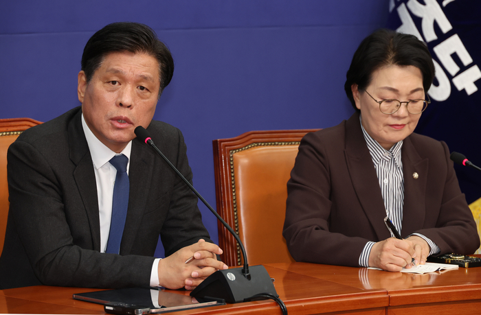 더불어민주당 조승래 사무총장이 30일 서울 여의도 국회에서 당무 현안 관련 기자간담회를 하고 있다. 연합뉴스