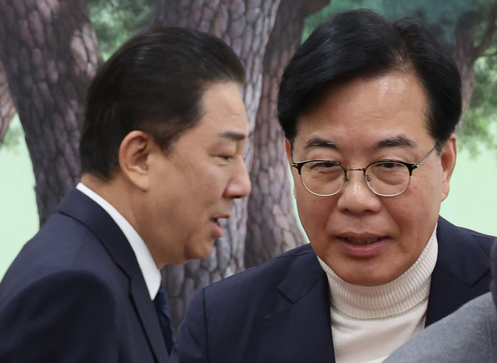 더불어민주당 김병기 원내대표와 국민의힘 송언석 원내대표가 30일 서울 여의도 국회에서 회동하고 있다. 연합뉴스