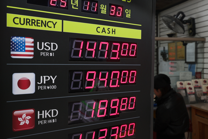 원/달러 환율 1,400원대 후반 고착화
(서울=연합뉴스) 신현우 기자 = 30일 서울 명동 시내 환전소에 환율이 표시돼 있다.
원/달러 환율이 1,400원대 후반에서 고착하면서 물가 불안이 고개를 들고, 가계와 기업이 받을 충격에 관한 우려가 커지고 있다. 2025.11.30
nowwego@yna.co.kr
(끝)