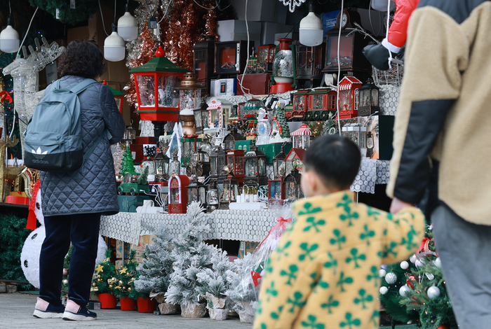 크리스마스 소품 구경하는 시민들     (서울=연합뉴스) 신현우 기자 = 30일 서울 중구 남대문시장을 찾은 시민이 크리스마스 소품을 살피고 있다. 2025.11.30     nowwego@yna.co.kr (끝)