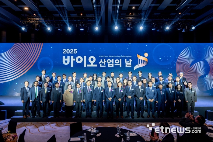지난달 28일 웨스틴 조선 서울 호텔에서 열린 '2025 바이오산업의 날' 행사에서 유공자 표창을 받은 수상자들이 기념촬영했다.