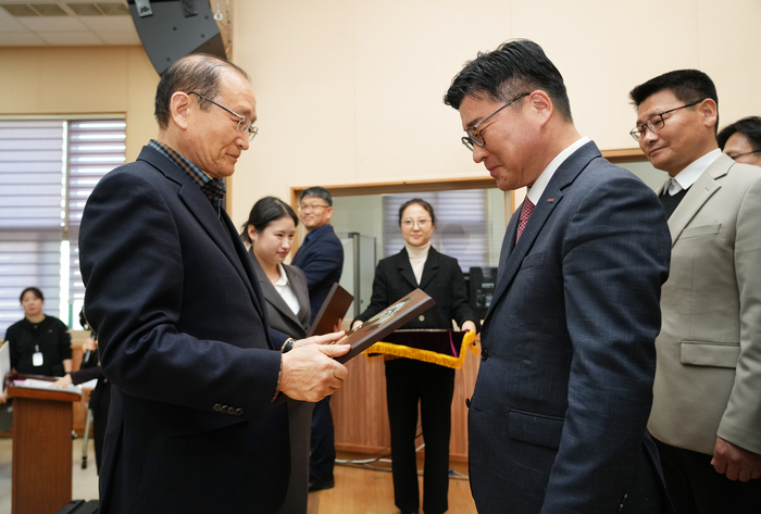 허종구 BNK경남은행 부행장(오른쪽)이 지난달 28일 경남사회복지센터에서 열린 2025년 제14회 경상남도 나눔대회에서 사회공헌 부문 '보건복지부장관상'과 '지역사회공헌 인정기업패'를 수상하고 있다.