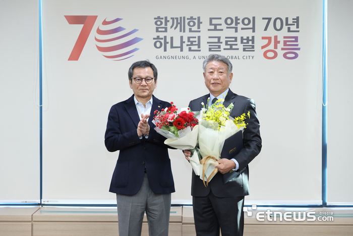 김홍규 강릉과학산업진흥원 이사장(강릉시장·왼쪽)이 김남수 강릉과학산업진흥원장에게 임명장을 수여했다.