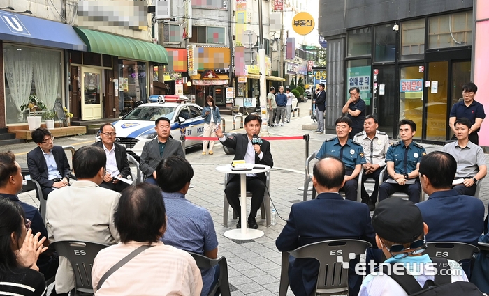 조용익 부천시장(가운데)이 지난 9월 부천역 피노키오 광장에서 열린 '틈만나면, 현장속으로'에서 막장 유튜버 활동 근절 방안을 논의하고 있다