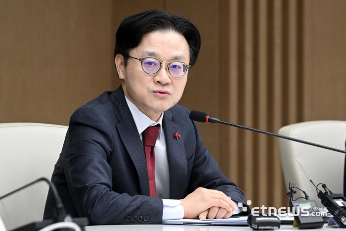 민관합동 산업투자전략회의가 1일 서울 중구 대한상공회의소에서 열렸다. 김정관 산업통상부 장관이 모두발언을 하고 있다. 김민수기자 mskim@etnews.com