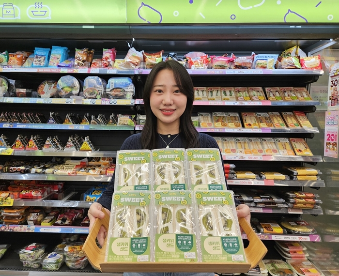 모델이 생키위 크림샌드를 소개하고 있다.